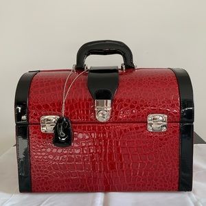 Stylish, eye catching tote for travel/storage